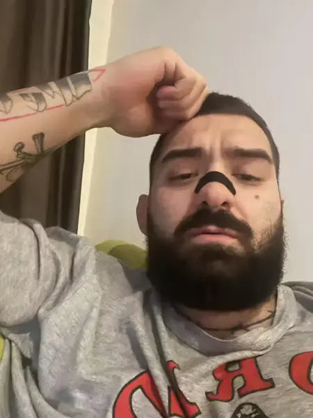 Customer Manon Gérard wearing NoseEase strips